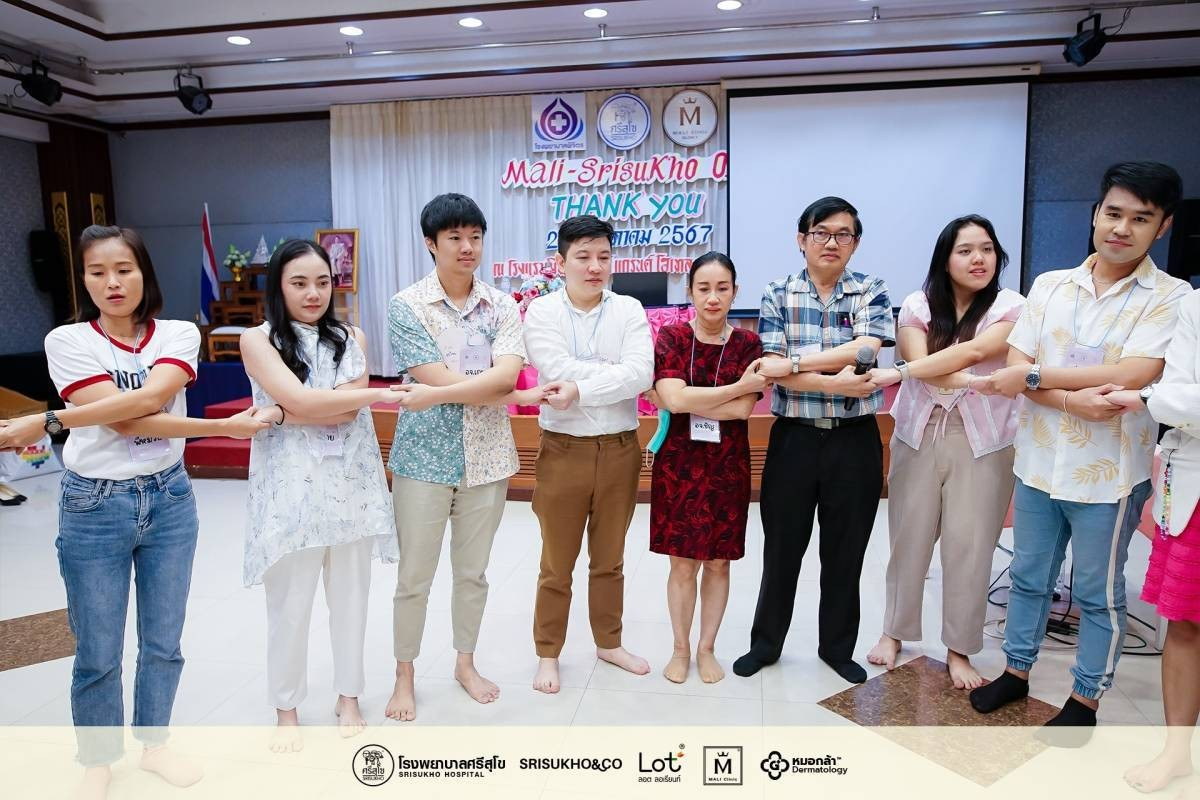คนจับมือไขว้กัน