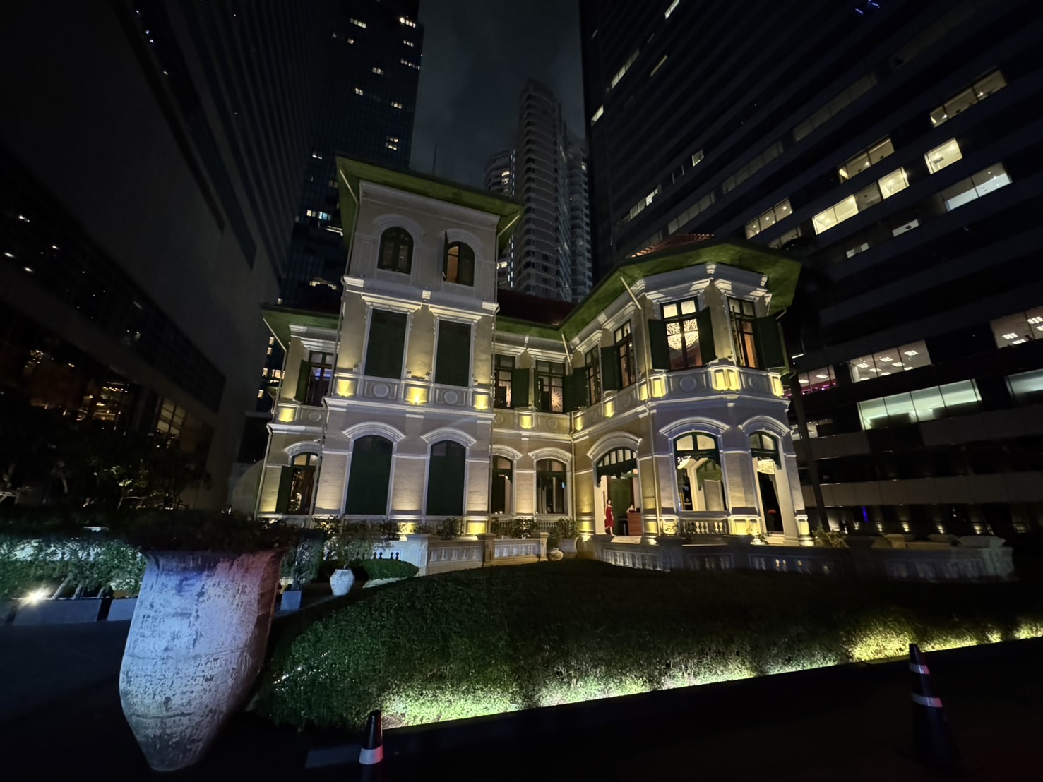 บรรยากศหน้าตึก W Hotel